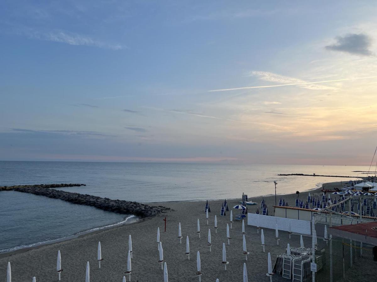 Lotus - Appartamento Sul Mare A Ostia Con Giardino Relax Zewnętrze zdjęcie